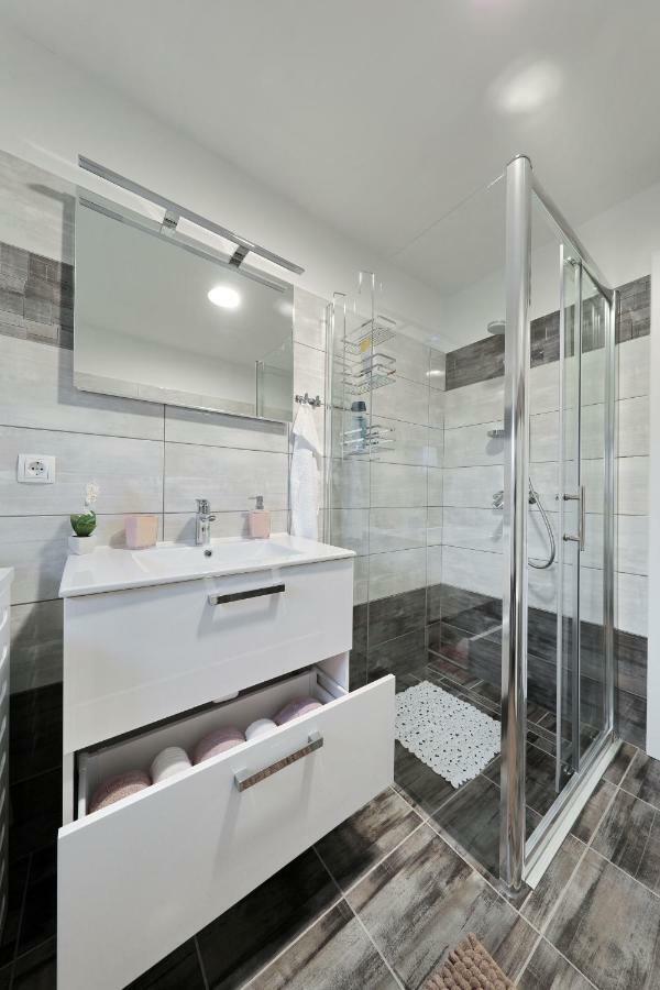 Holiday Home Hrast Debeljak 외부 사진