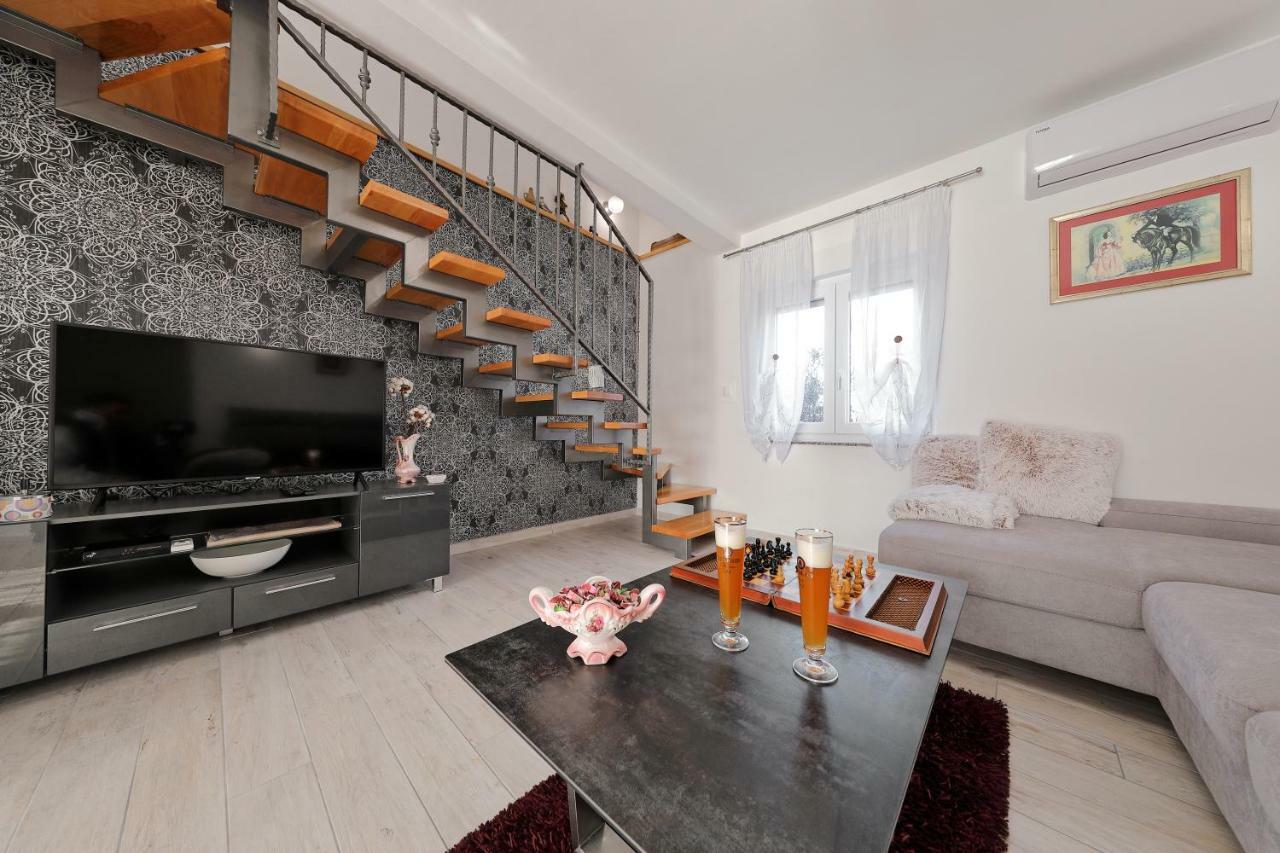 Holiday Home Hrast Debeljak 외부 사진